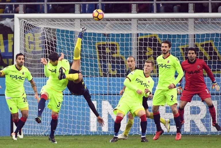 jeison-murillo-saat-mencetak-gol-tendangan-salto-ke-gawang-bologna-_170118112111-691.jpg