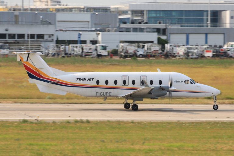 F-GUPE Twin Jet -Beech 1900D.JPG