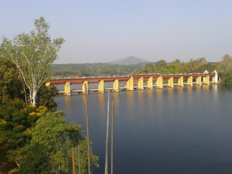 Bhoothathankettu_barrage_(1).jpg