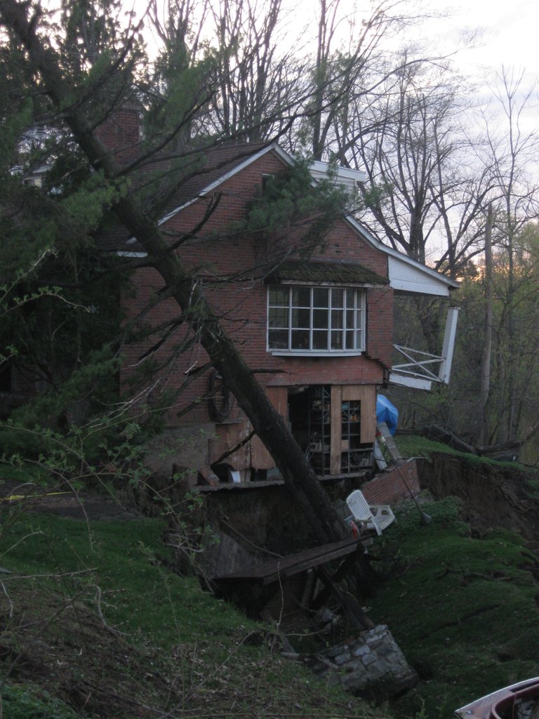 Tonawanda_Creek_Road_Home_Collapse_Amherst_NY_April_2009_02.jpg