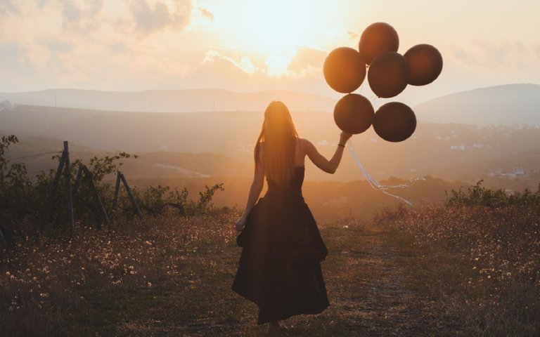 Alone-girl-with-balloons-lonely-miss-you.jpg