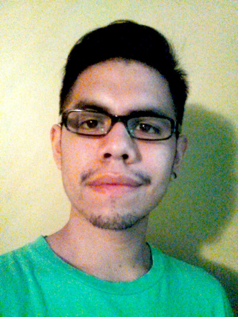 Con lentes en el cuarto.JPG