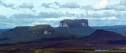 Tepuyes en Canaima.jpg