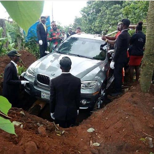 Pria-Nigeria-Kuburkan-Ayahnya-dalam-Mobil-BMW-X5.jpg