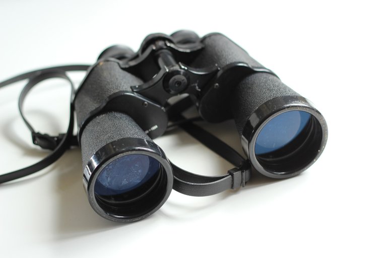 binoculars-354623_1920.jpg
