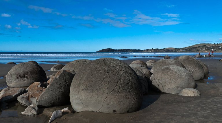 6481155717-moeraki-boulders (FILEminimizer).jpg