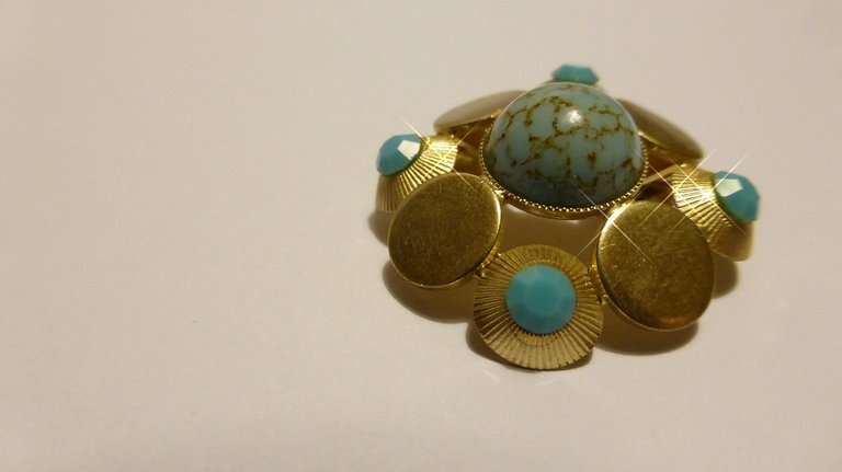 brooch-537175_1280.jpg