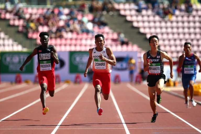 lalu-muhammad-zohri--tengah---juara-dunia-kejuaraa_12-07-18-15-35.jpg