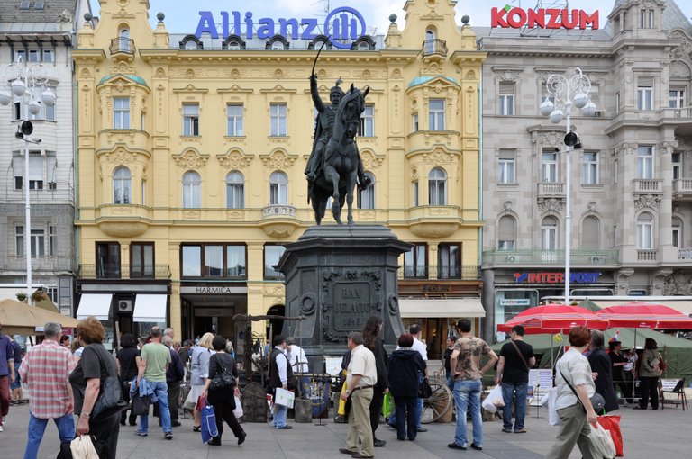 Zagreb_Trg_Ban_Jelacic_market.jpg