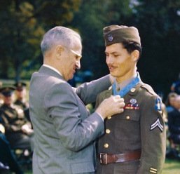 desmonddossbeingawardedmedalofhonorin1945-bettmanarchives.jpg