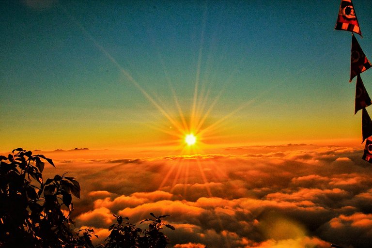 adams-peak-sri-lanka-sunrise-tropical-vacations-best-sun-rises-01.jpeg