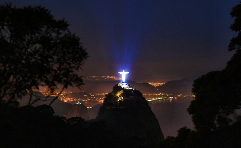 Cristo_Redentor_iluminado xl wiki crop.jpg