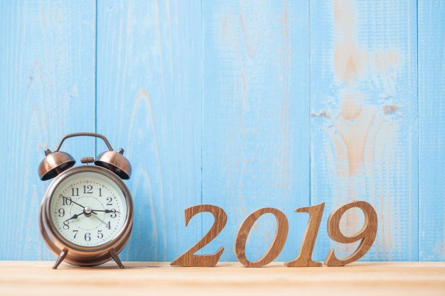 2019-feliz-ano-nuevo-reloj-despertador-retro-numero-madera_42256-515.jpg