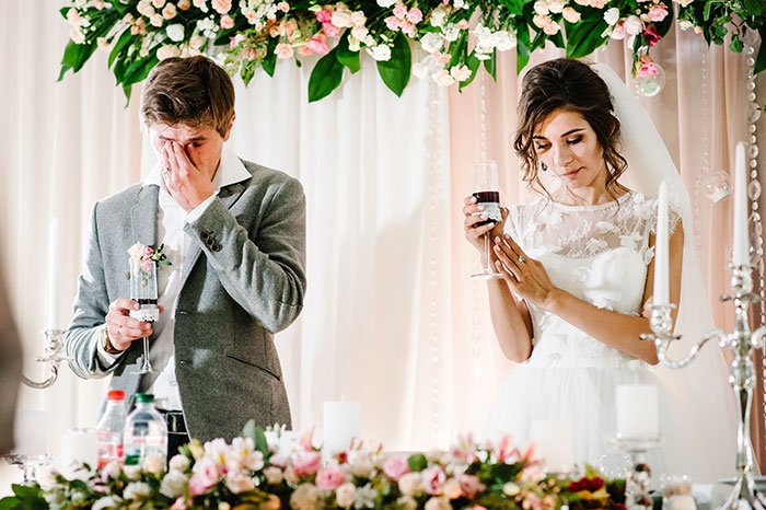 bride-reads-cheating-fiance-texts-instead-of-vows-wedding-day-5bee80abf09cb__700.jpg