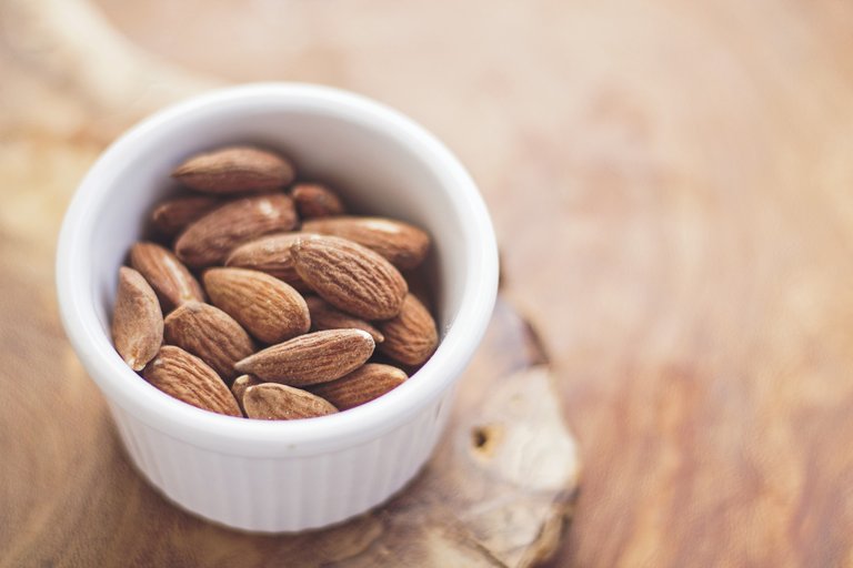 almonds-768699_1920.jpg