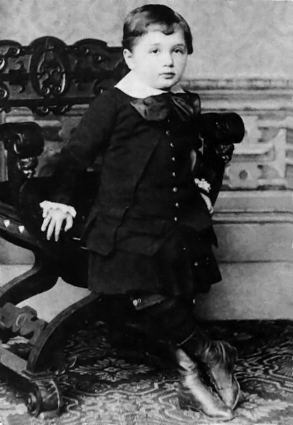 Albert_Einstein_at_the_age_of_three_(1882).jpg