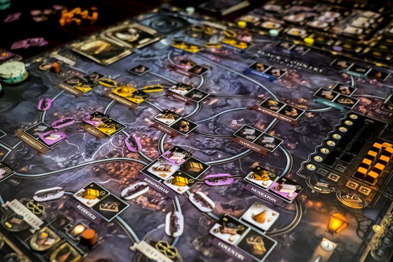 Brass: Birmingham – Ein strategisches Brettspiel voller Herausforderungen und Möglichkeiten