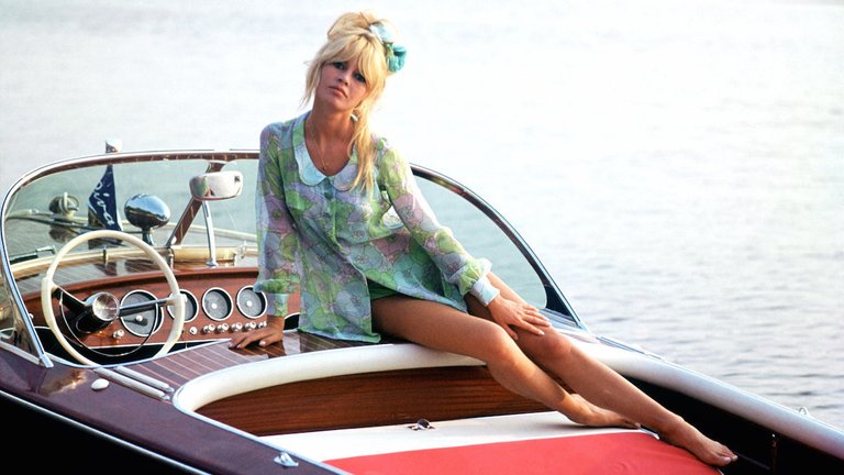 Brigitte Bardot auf eine Riva