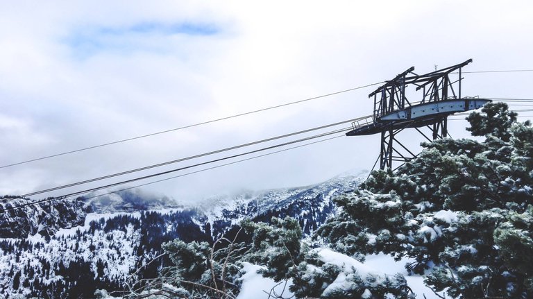   Queues to Kuźnice – Kasprowy Wierch cable car takes about the same time as to climb the mountain yourself. Photo by Alis Monte [CC BY-SA 4.0], via Connecting the Dots