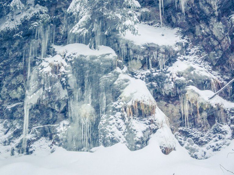   Walking to Morskie Oko felt like walking to the Kingdom of Ice. Photo by Alis Monte [CC BY-SA 4.0], via Connecting the Dots