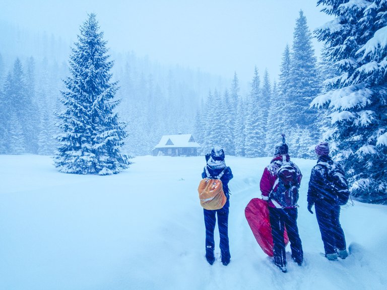   Looks like we are prepared for hiking in blizzard, are we? Photo by Alis Monte [CC BY-SA 4.0], via Connecting the Dots