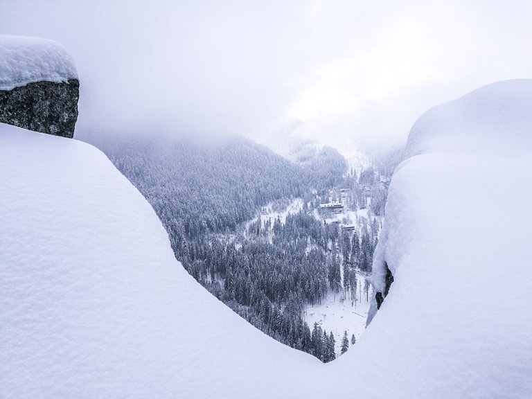   I would recommend approaching steep slopes only if avalanche danger level is 1. Photo by Alis Monte [CC BY-SA 4.0], via Connecting the Dots