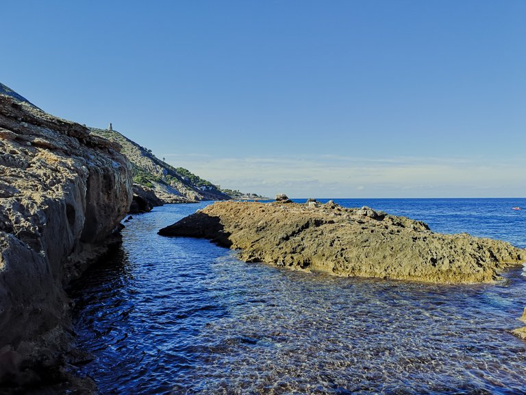 The second option to enter Cova Tallada goes through water. 