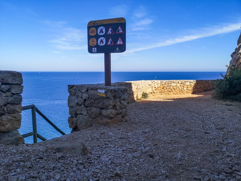 Some people tend to miss it but just before Mirador Las Rotas there are small steps down to continue the road toward Cova Tallada. When in doubt – always look for yellow route markings. 