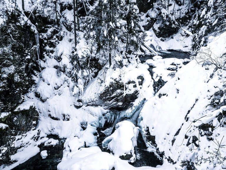   Wodogrzmoty Mickiewicze waterfall on the way to Morskie Oko. Photo by Alis Monte [CC BY-SA 4.0], via Connecting the Dots