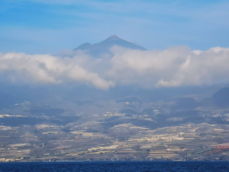   It is a popular challenge to climb Mount Teide from the sea level. Photo by Alis Monte [CC BY-SA 4.0], via Connecting the Dots