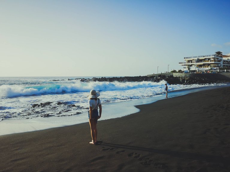   The first glimpse of a fresh warm sea during winter is unforgettable. Photo by Alis Monte [CC BY-SA 4.0], via Connecting the Dots