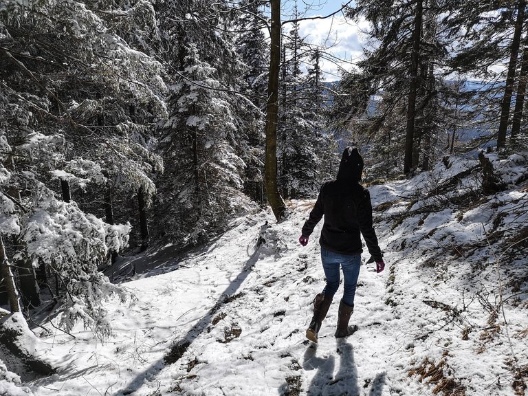   Don’t let the beginning of the hike to scare you. The road is relatively easy after you descend the mountain. Photo by Alis Monte [CC BY-SA 4.0], via Connecting the Dots