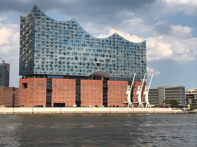 https://d1vof77qrk4l5q.cloudfront.net/img/firefighter112-hamburg-elbphilharmonie-msagrvt6-1547219316155.jpg