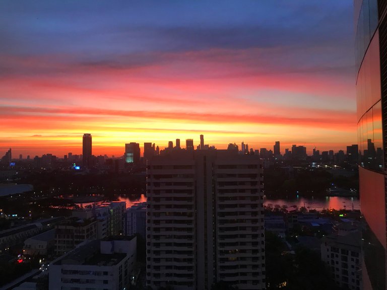 https://d1vof77qrk4l5q.cloudfront.net/img/nomadicsoul-sunset-in-bangkok-mlfutger-1546364706268.jpg