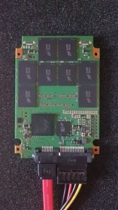 Eine SSD ohne Gehäuse mit angeschlossenem SATA-Kabel