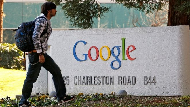 Un joven camina delante de la sede de Google en Mountain View...