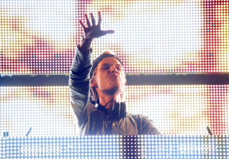 Avicii anima al público durante una actuación en Irvine, California, el 31 de mayo de 2014.