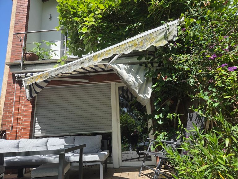 Kaputte Markise auf der Terrasse
