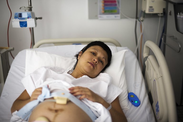 pregnant-in-hospital-bed