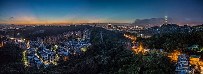 Pano View of Taipei æ™šéœžåƒè®Šç¹ªè™›ç©º