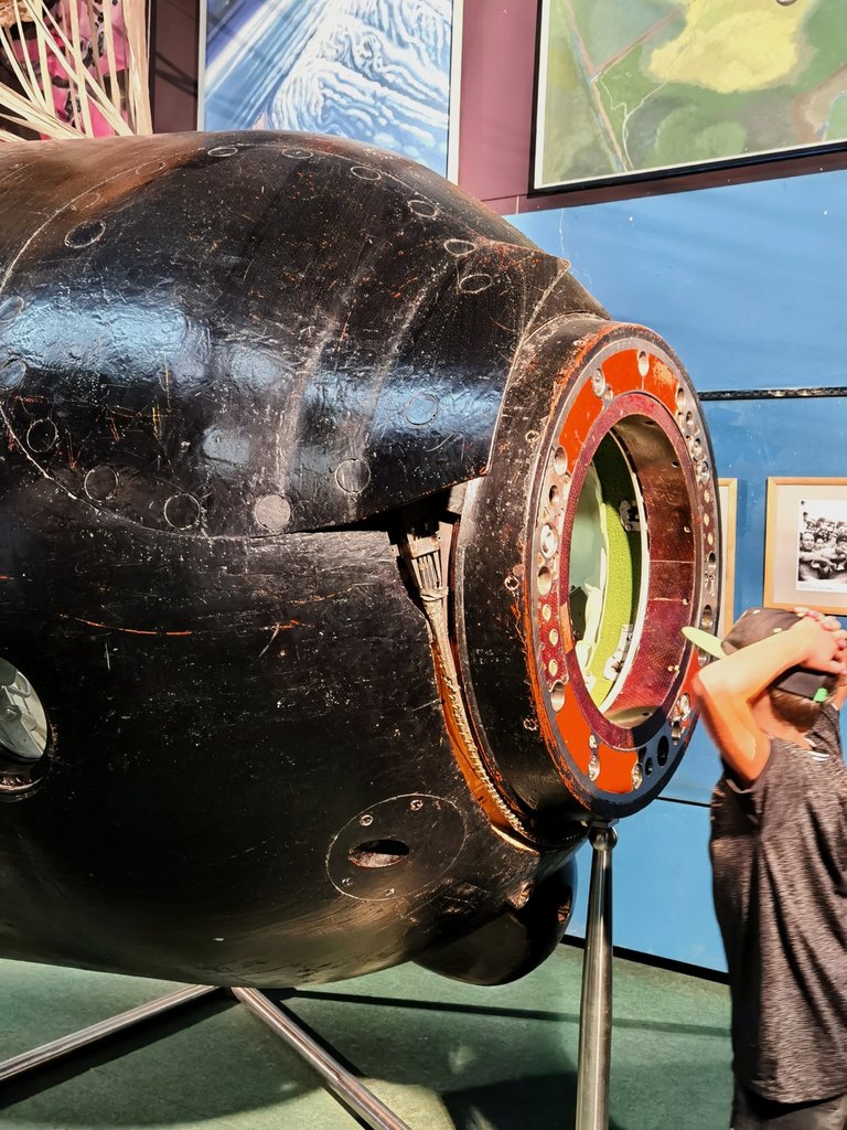 And this is probably part of a space shuttle. Super! Like in "Star Wars".