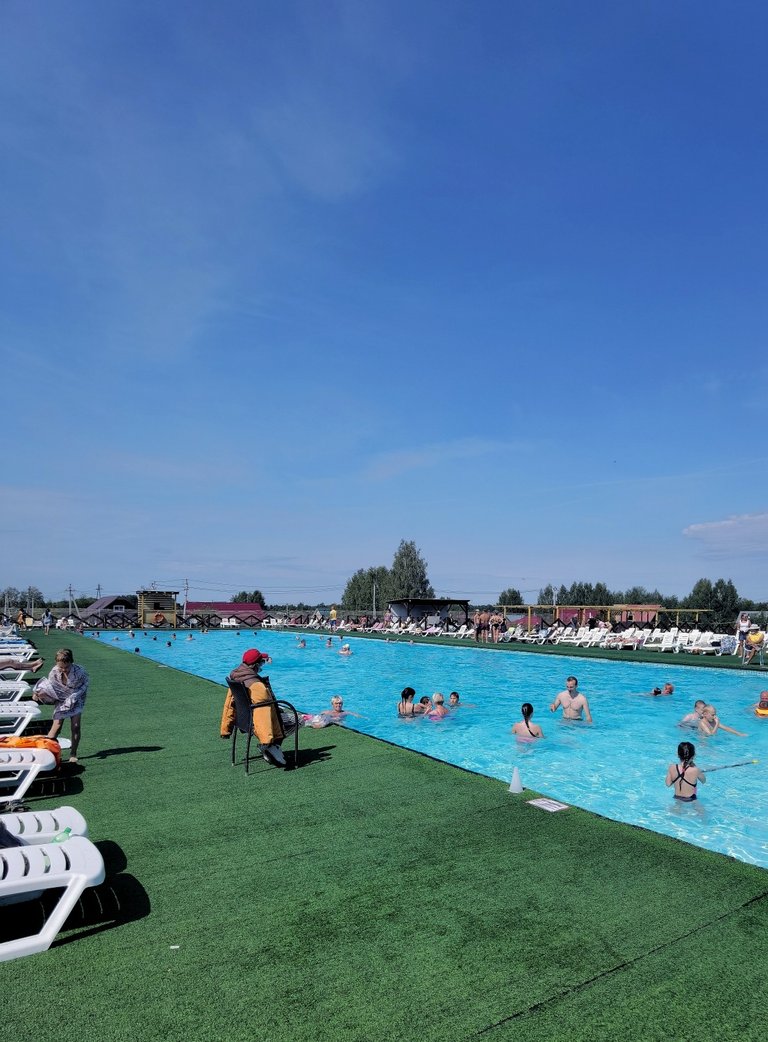 There are not only dinosaurs here, but also a swimming pool!