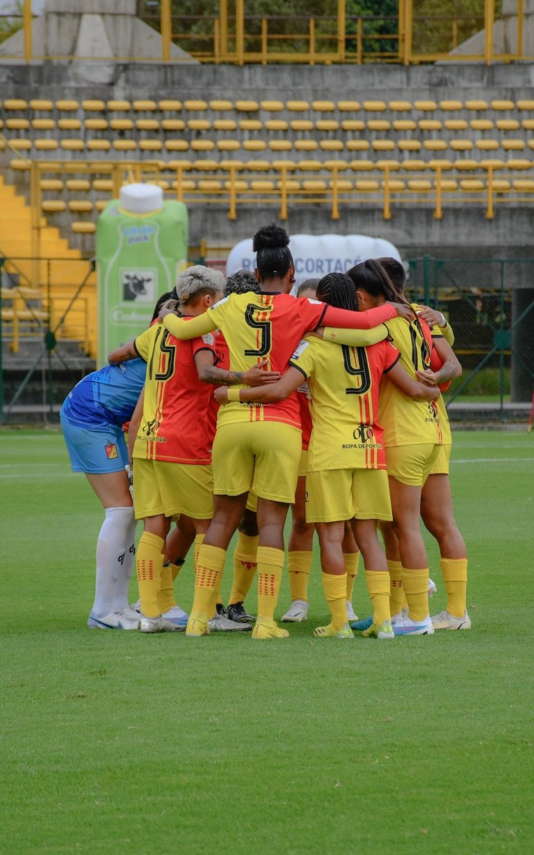 free-photo-of-female-soccer-team-during-a-match.jpeg