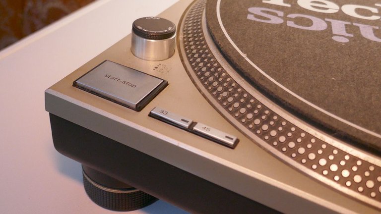 Technics SL 1200mk2 strobo.jpg