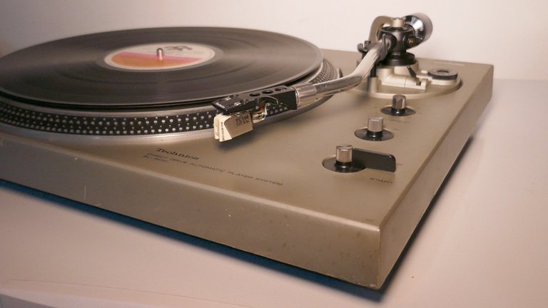 Technics SL 1600 side.jpg