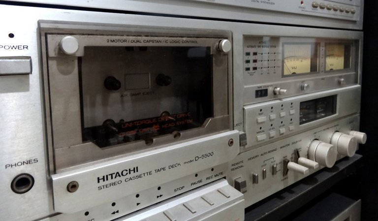 deck de cassette Hitachi.jpg