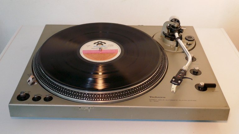 Technics SL 1600 front.jpg