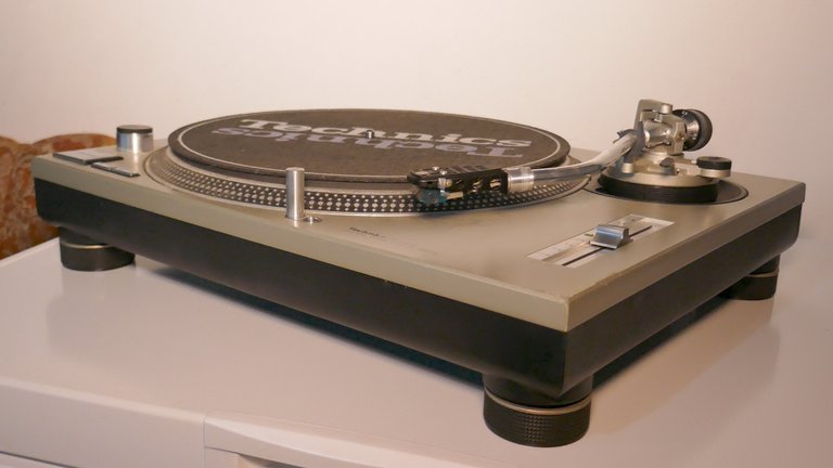 Technics SL 1200mk2 side.jpg