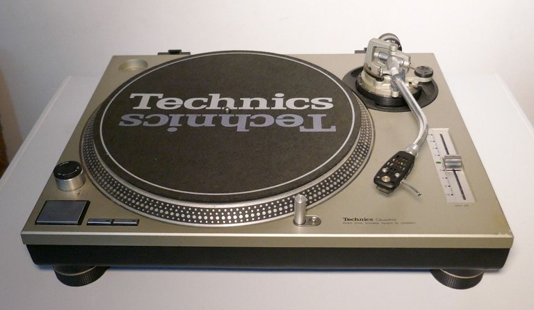 Technics SL 1200mk2 front.jpg