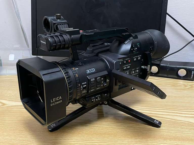 Panasonic AG DVX100..jpg